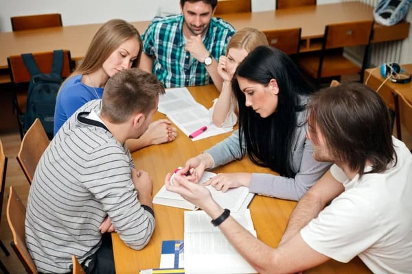 Grupo estudiando - BeBrave - Clases de Inglés Online